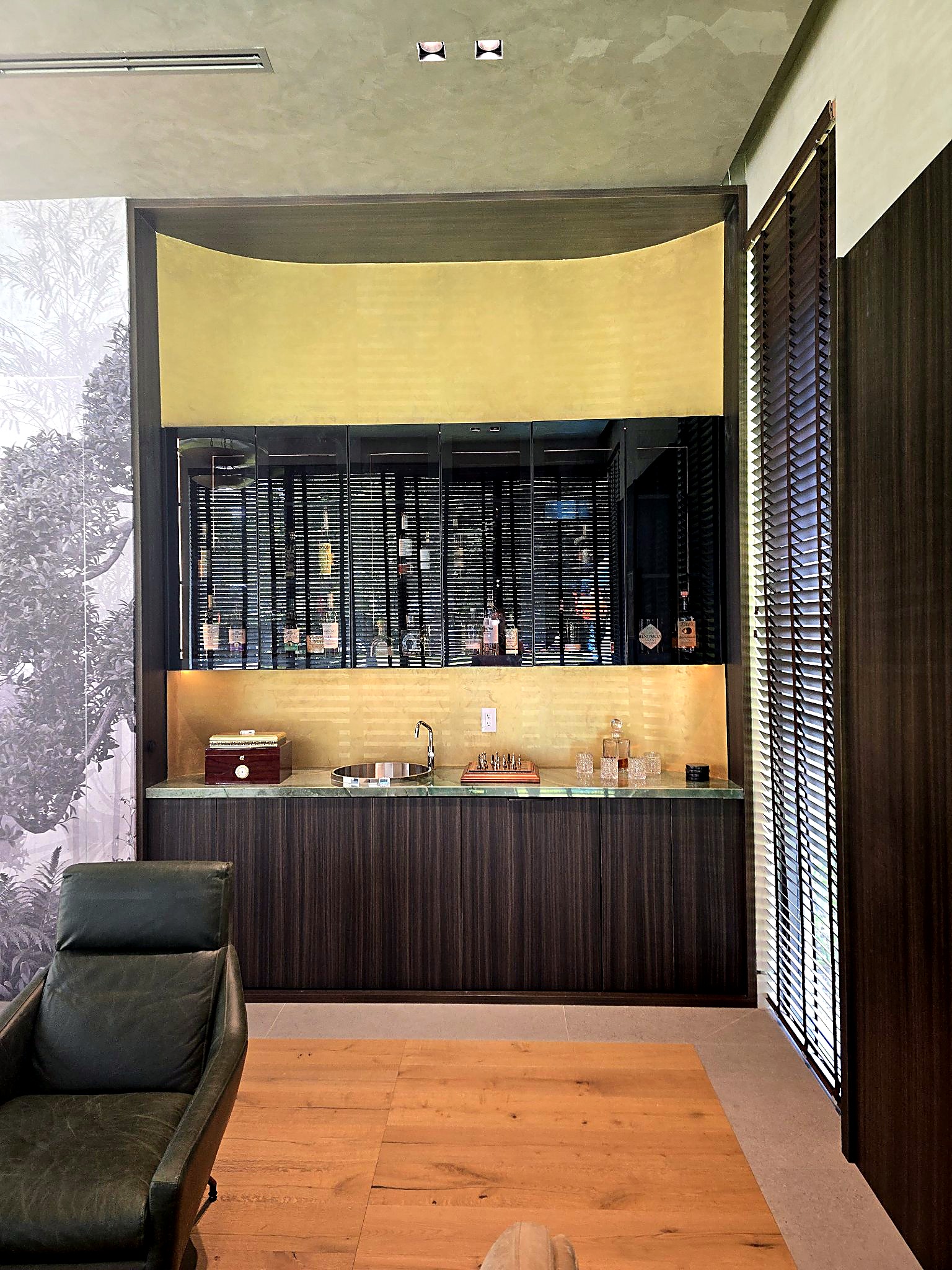 Front view of a bar finished in luminous golden metallic plaster