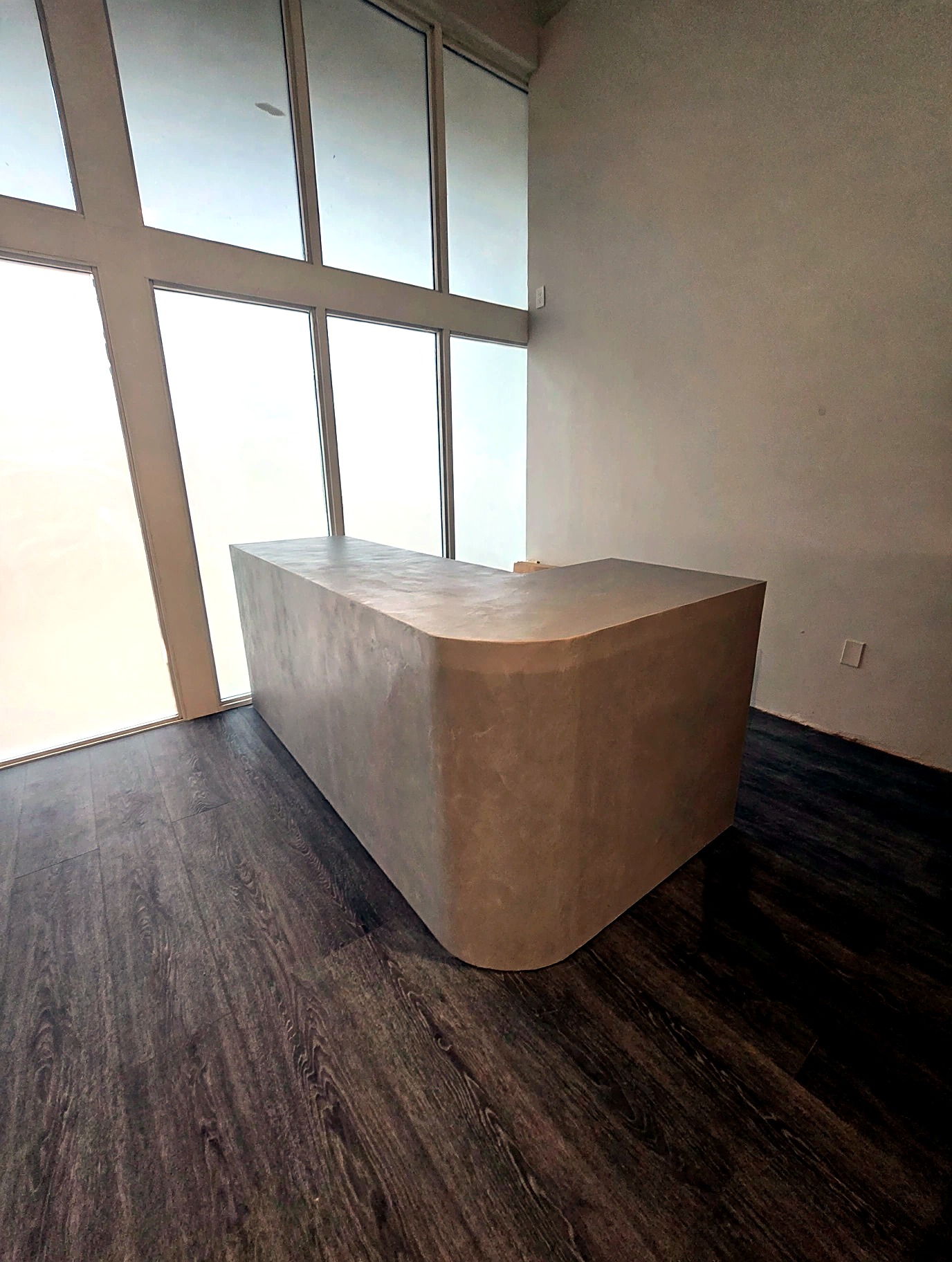 Commercial counter finished in seamless microcement