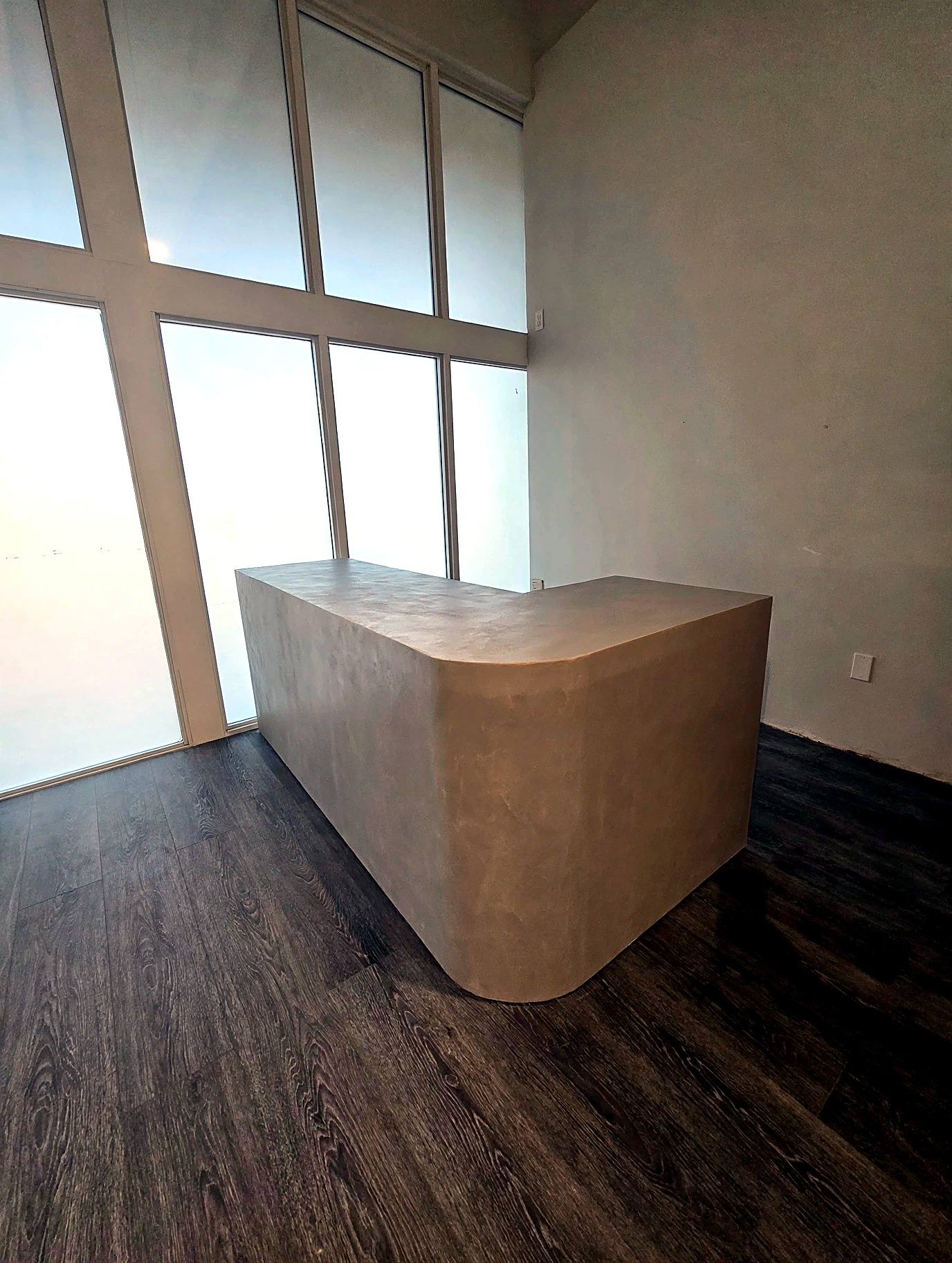 Second view of the sculpted microcement counter