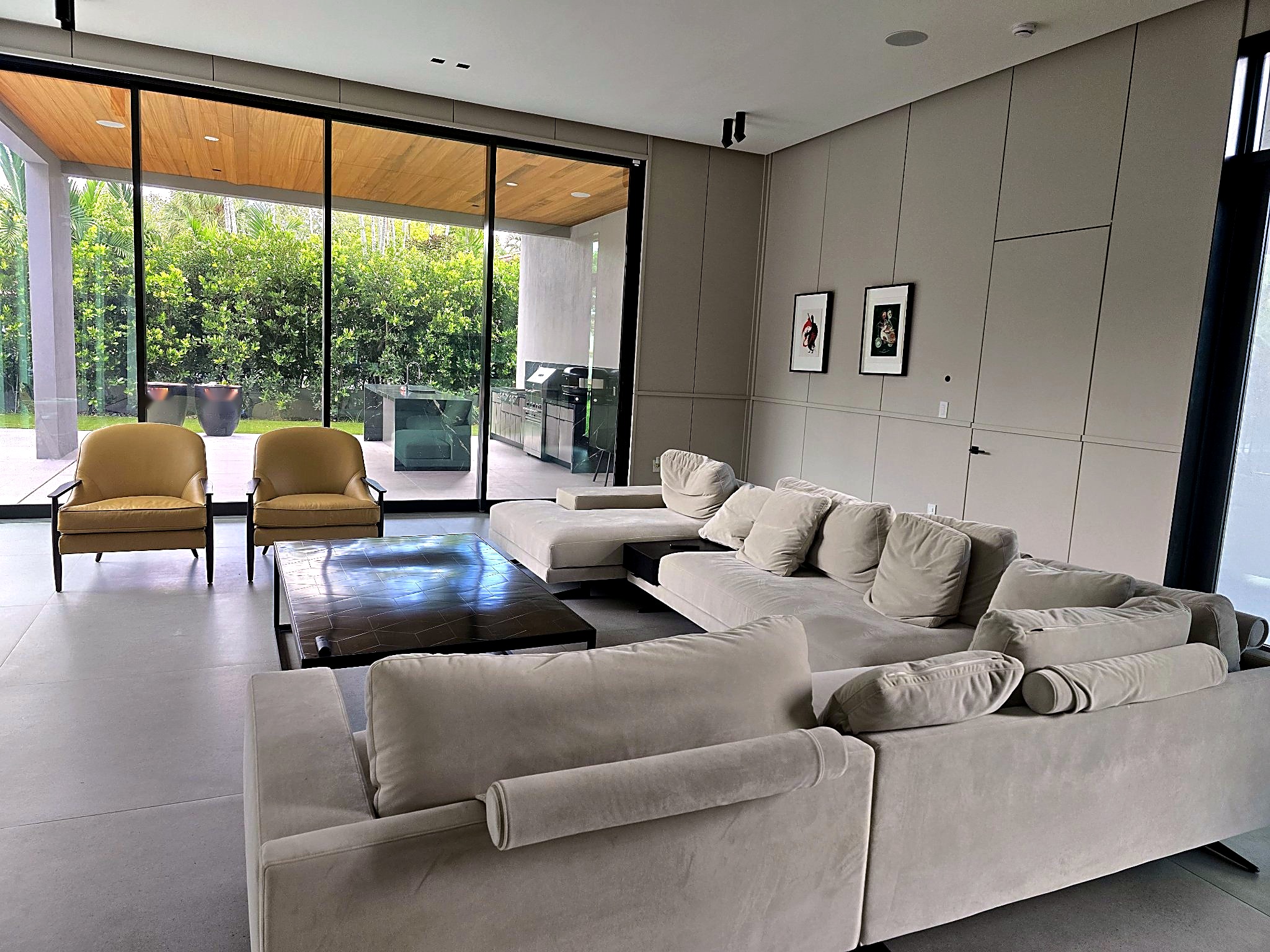 Living room with a seamless microcement floor opening to the garden