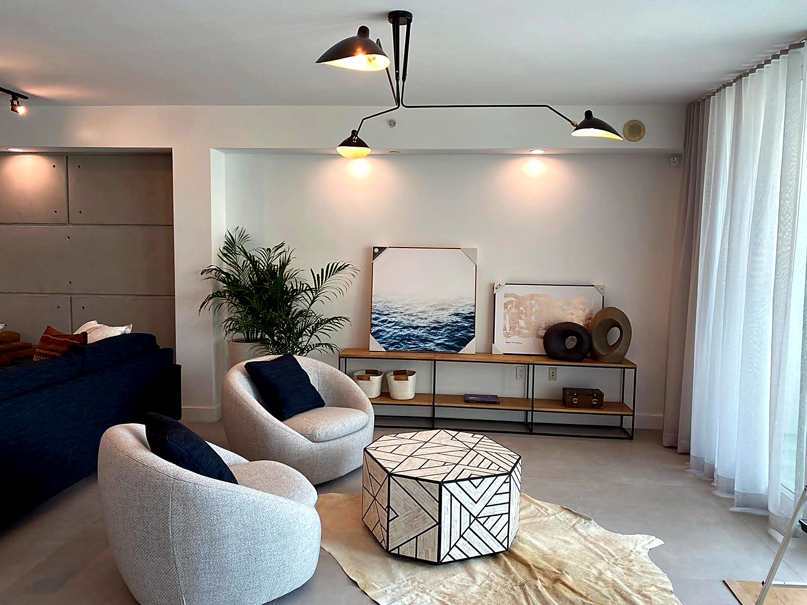 Living room with a block-pattern microcement concrete wall